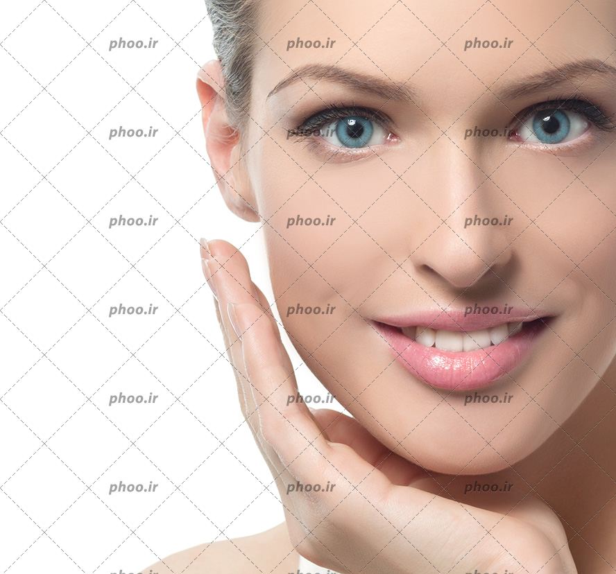 عکس خانم جوان با چشم های آبی و پوست صاف و سالم