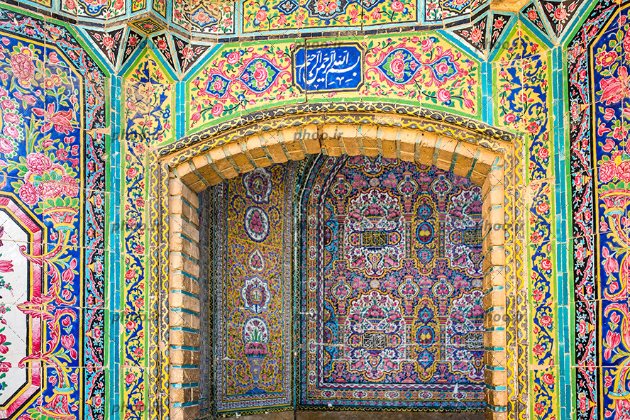 عکس نمای بیرونی در ورودی کاشی کاری شده زیبای مسجد نصیرالملک شیراز با کاشی های رنگارنگ و بسم الله الرحمن الرحیم