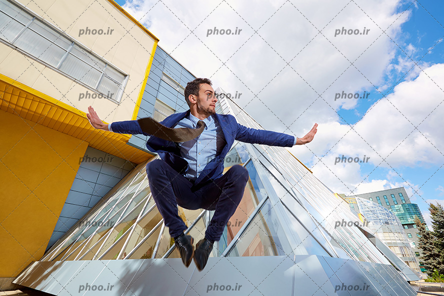 عکس مرد تاجر در حال انجام ورزش پارکور