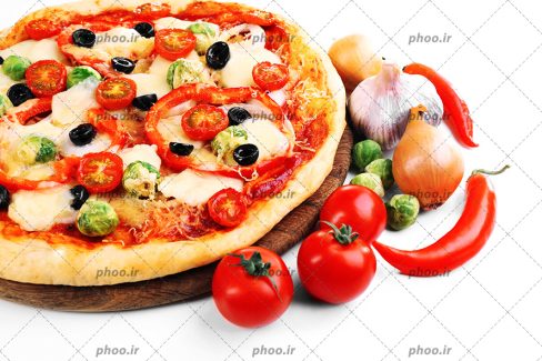 عکس پیتزا روی تخته چوبی در کنار فلفل و سیر و پیاز در پس زمینه سفید