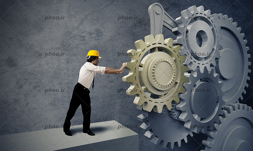 عکس با کیفیت مرد در کنار چرخ دنده ها