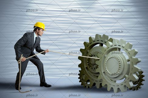 عکس با کیفیت مرد در کنار چرخ دنده ها