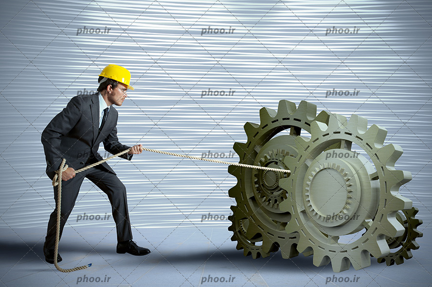 عکس با کیفیت مرد در کنار چرخ دنده ها