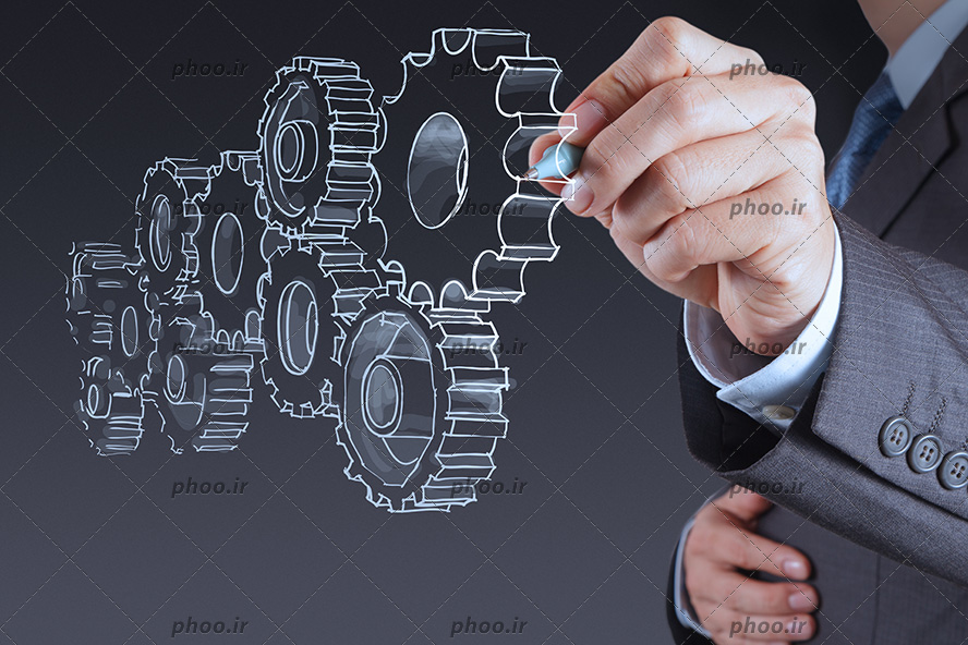 عکس با کیفیت مرد در حال طراحی چرخ دنده ها در پس زمینه خاکستری