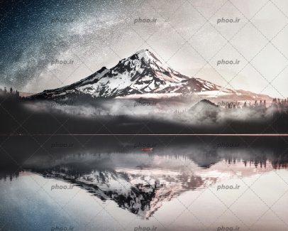 عکس با کیفیت کوه بلند در کنار دریا و انعکاس آن روی آب