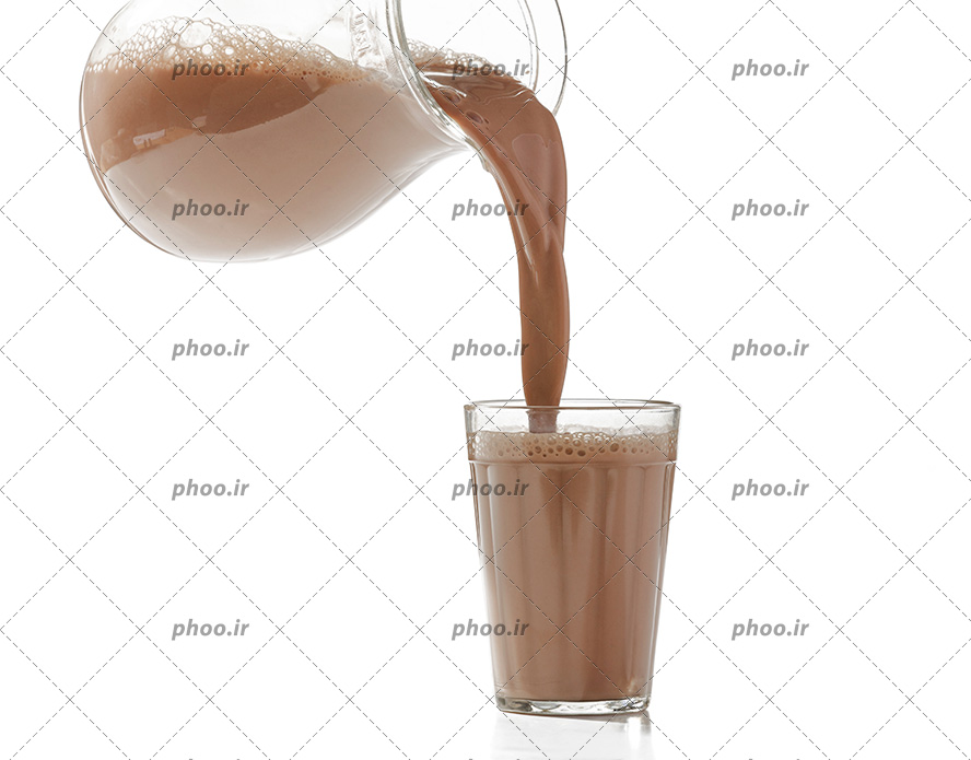 عکس با کیفیت ریختن شیر کاکائو از پارچ شیشه ایداخل لیوان در پس زمینه سفید