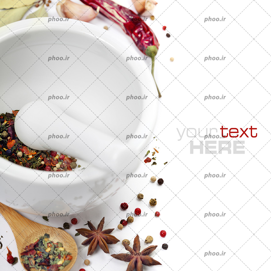 عکس با کیفیت ادویه هایی روی زمین و داخل هاون چینی در پس زمینه سفید