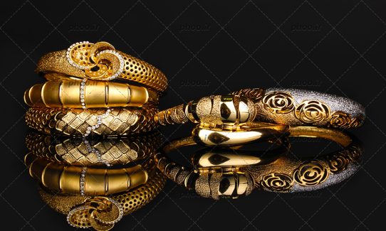عکس با کیفیت دستبند های طلا با طرح های متفاوت در پس زمینه سیاه
