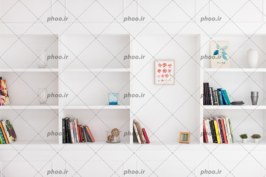 عکس کتابخانه سفید با قفسه هایی از کتاب