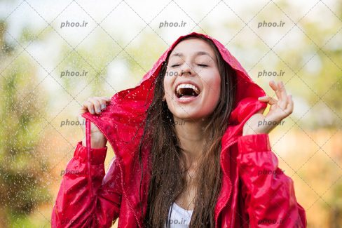 عکس با کیفیت دختر جوان زیبا در حال خندیدن