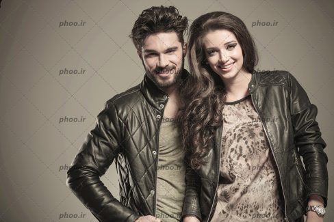 عکس با کیفیت زوج جوان زیبا در کنار یک دیگر با کت های چرمی مشکی به تن