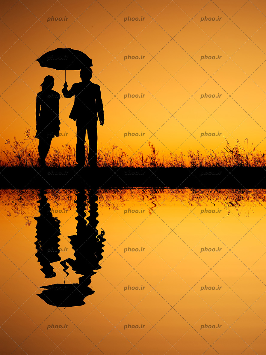 عکس با کیفیت انعکاس زن و مردی با چتر روی دریاچه