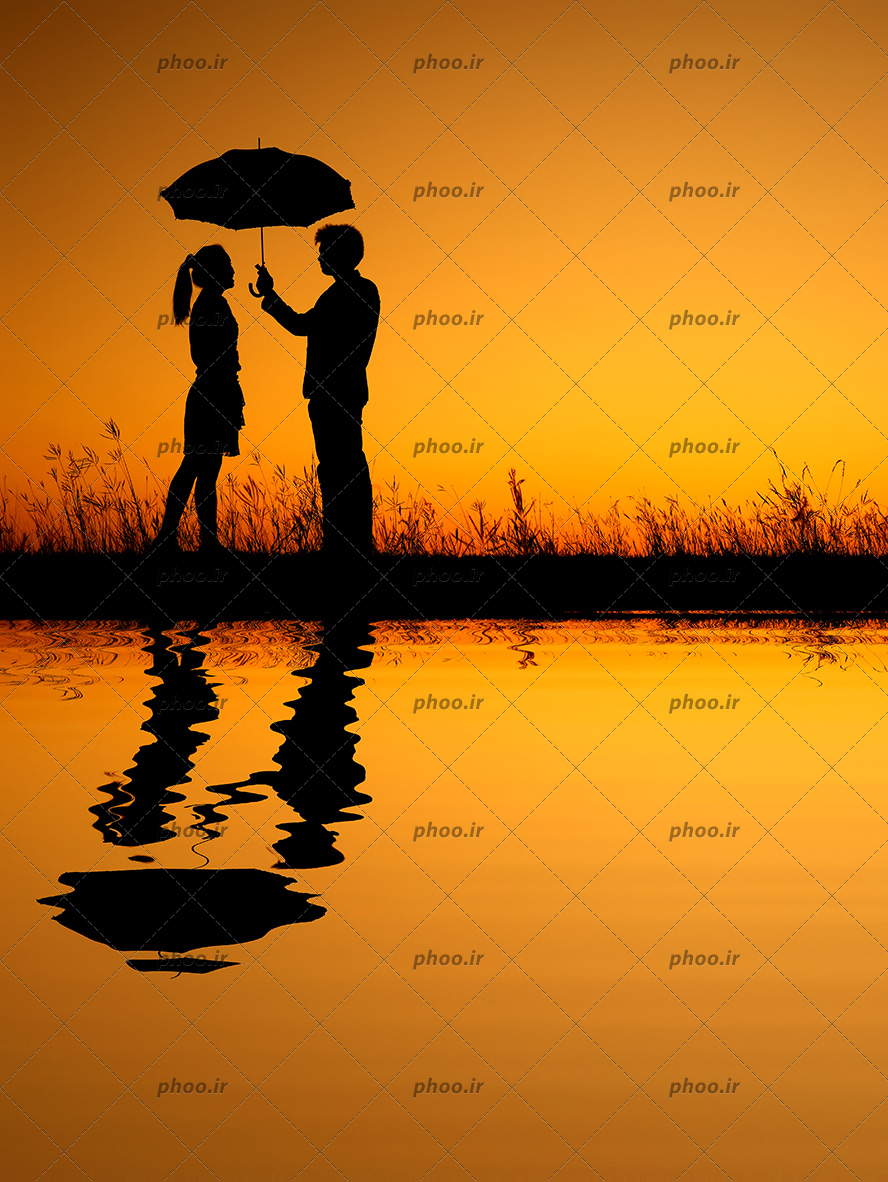 عکس با کیفیت زوج جوانی در کنار دریاچه