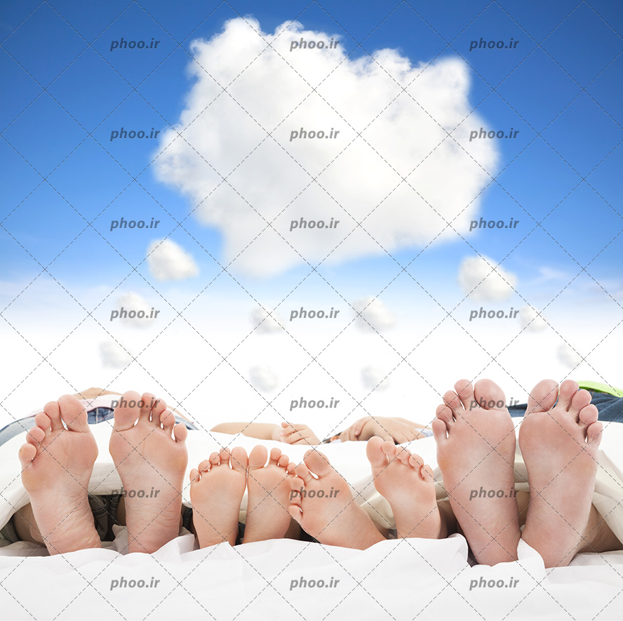 عکس با کیفیت پاهای یک خانواده چهر نفره در کنار هم در پس زمینه آسمان آبی