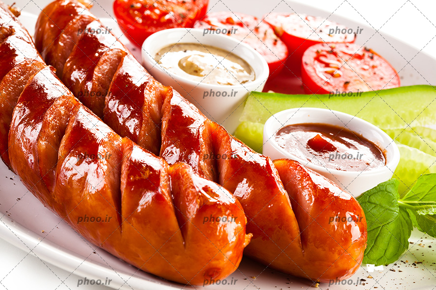 عکس سوسیس کبابی در کنار سس و گوجه و خیار