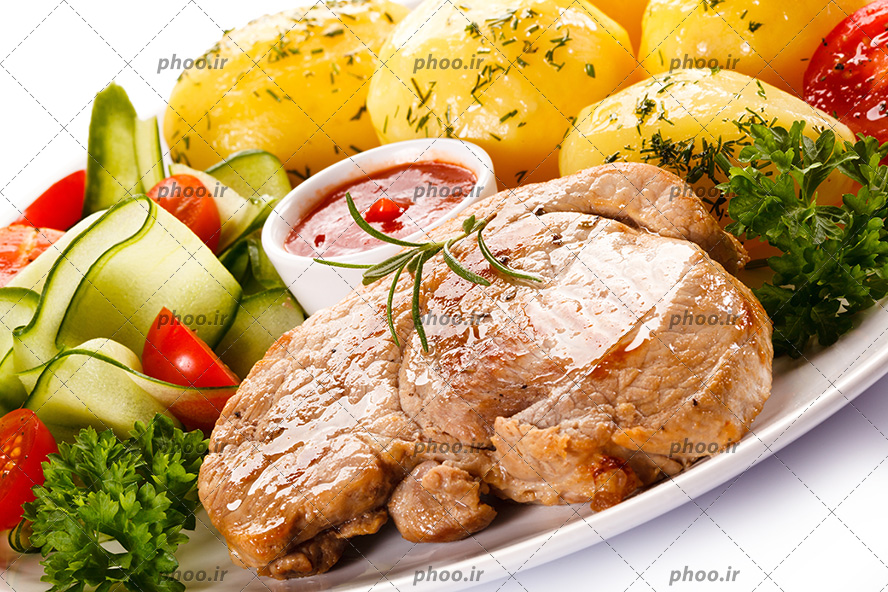 عکس استیک و سیب زمینی آب پز و مخلفات دیگر در دیس سفید