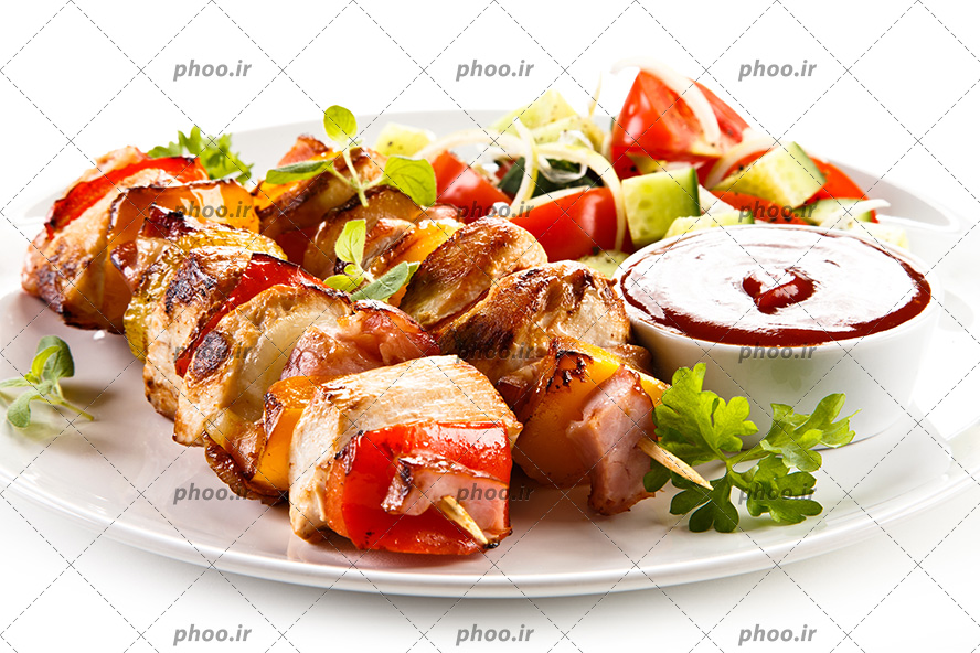 عکس شیشلیک مرغ در کنار سس و سبزیجات در ظرف در پس زمینه سفید