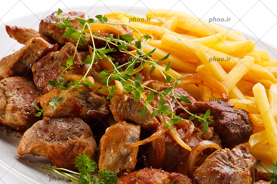 عکس گوشت کبابی و سیب زمینی سرخ شده از نمای نزدیک
