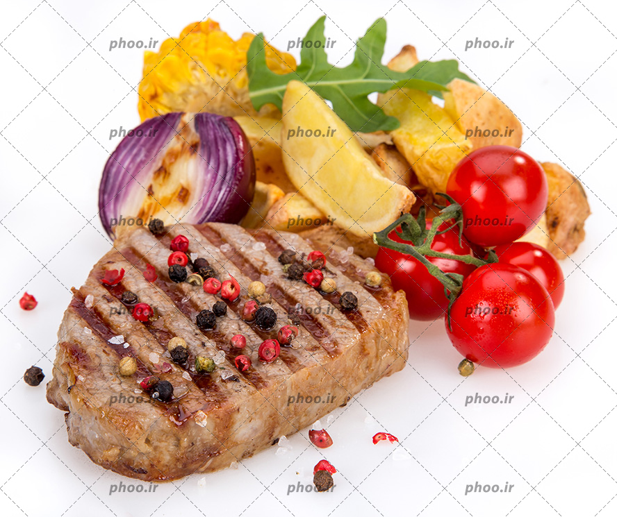 عکس استیک کبابی در کنار سیب زمینی ، پیاز و گوجه در پس زمینه سفید