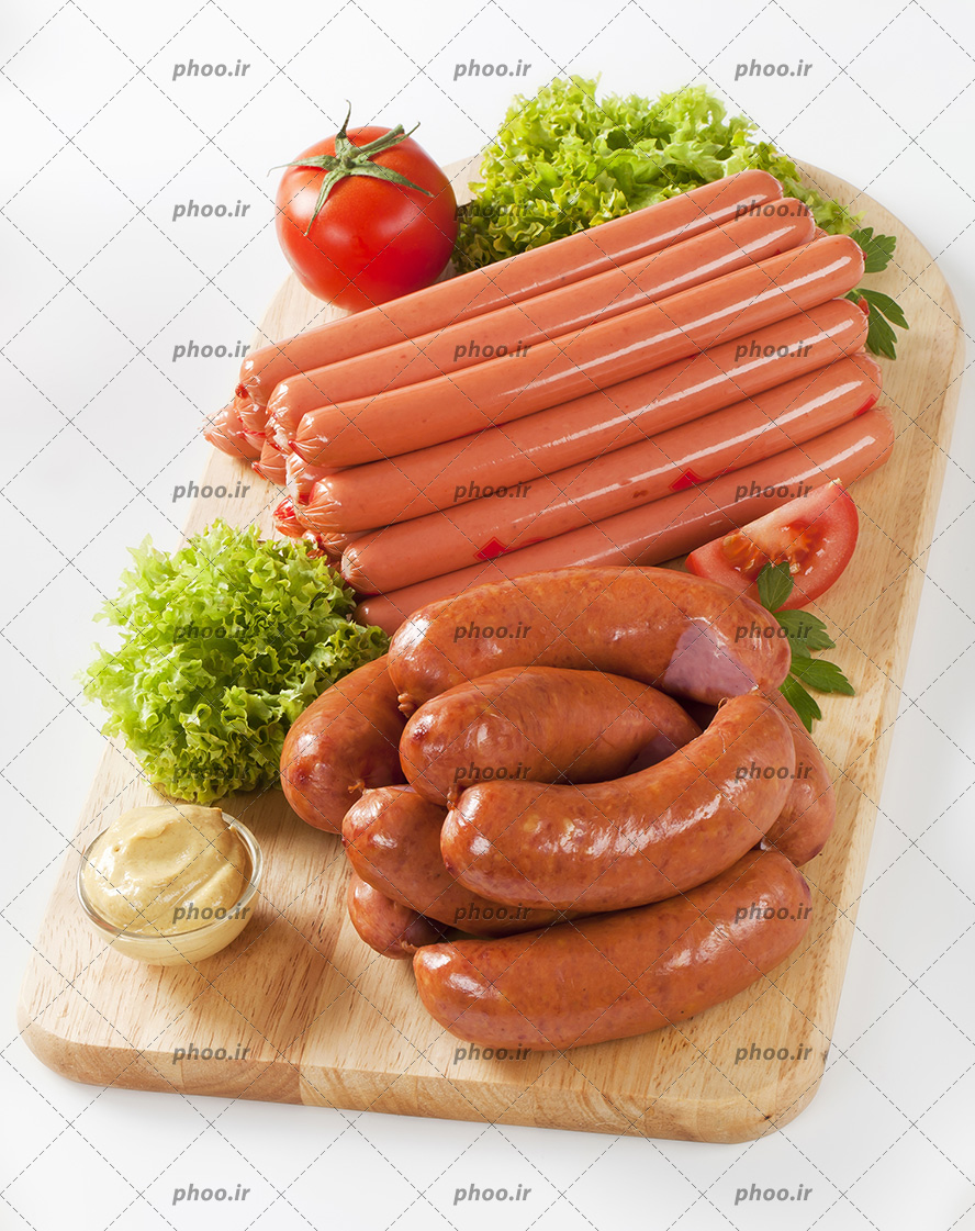 عکس سوسیس و کالباس های چیده شده روی هم با گوجه ، کاهو و سس روی تخته چوبی از نمای بالا