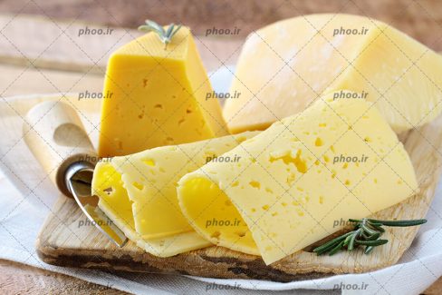 عکس پنیر هایی روی تخته چوبی