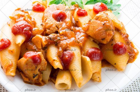 عکس پاستا با سس گوجه فرنگی و تکه های مرغ در ظرف