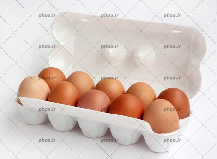 عکس تخم مرغ های قهوه ای در ظرف در پس زمینه سفید