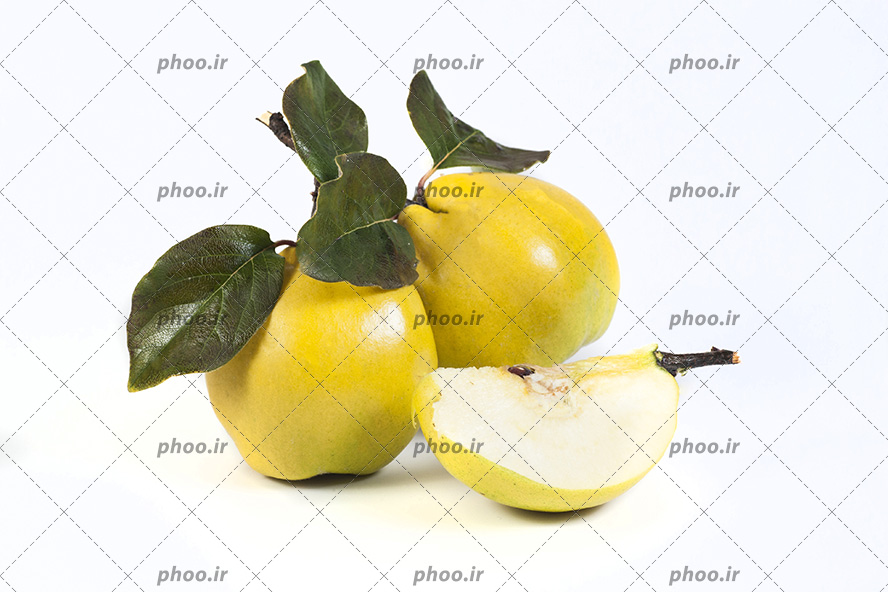 عکس گلابی با برگ و یک برش از آن در پس زمینه سفید