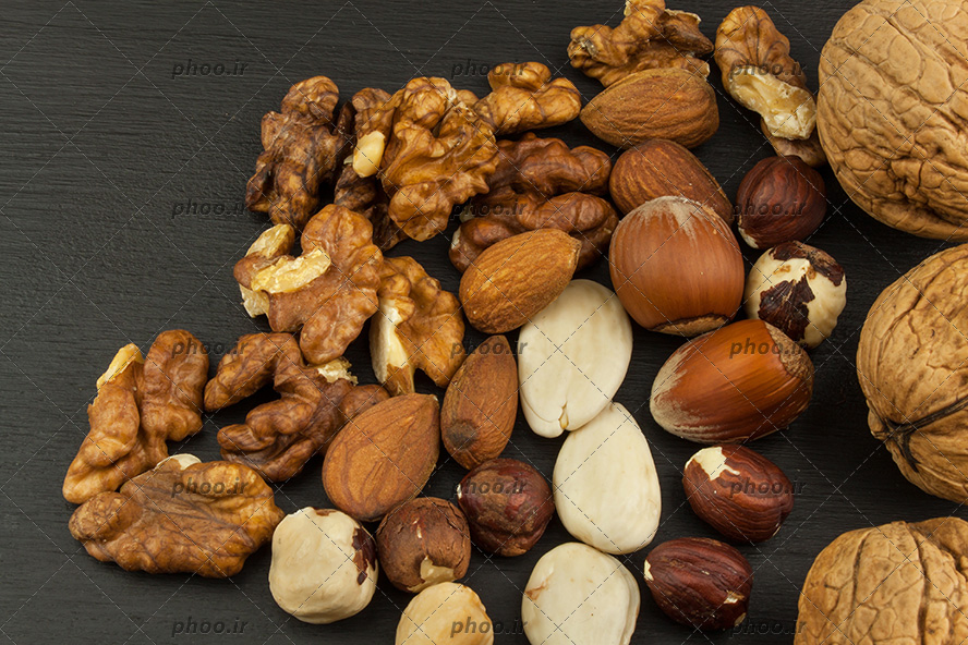 عکس فندق ، بادام و گردو در پس زمینه مشکی