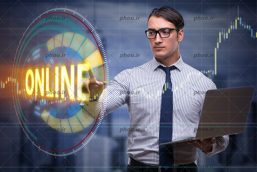 عکس مرد جوان با لپ تاپ در دست در مقابل یک دایره بزرگ با نوشته انگلیسی (online) روی آن