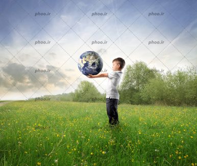 عکس با کیفیت پسر ایستاده با کره زمین در دست