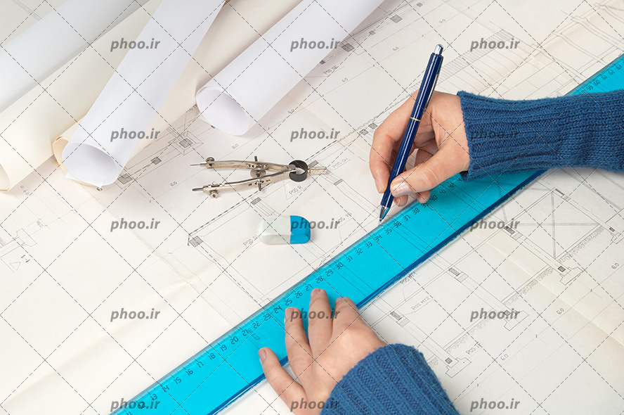 عکس مهندس درحال کار و نوشتن و طراحی