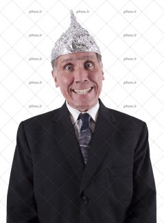 عکس مرد خوشحال کت شلواری با فویل روی سرش