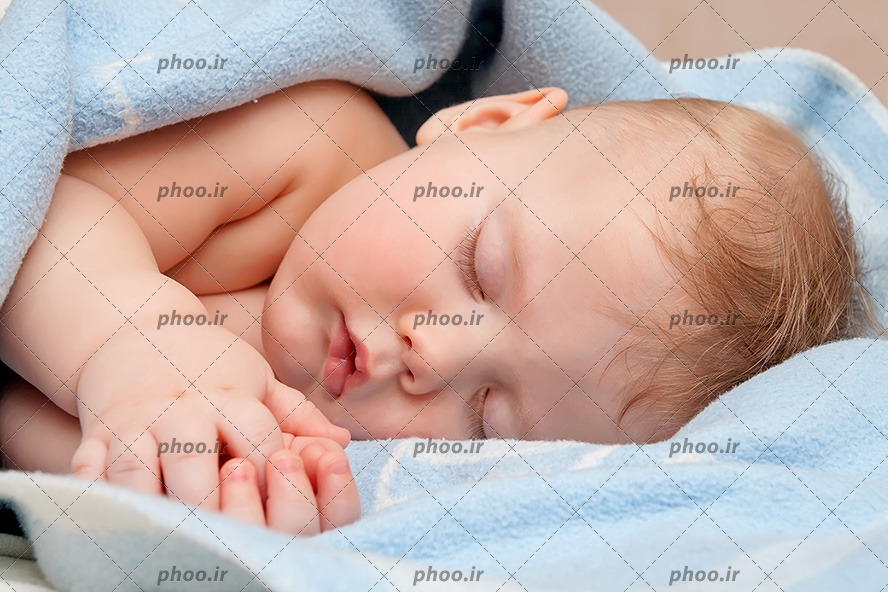 عکس نوزاد و کودک خوابیده بین پتو