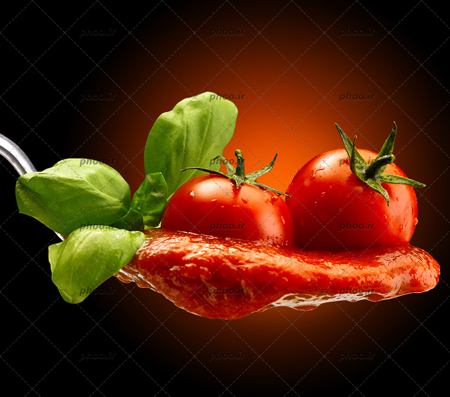 عکس سبزیجات و گوجه و سس داخل قاشق از زاویه نزدیک و زمینه قرمز