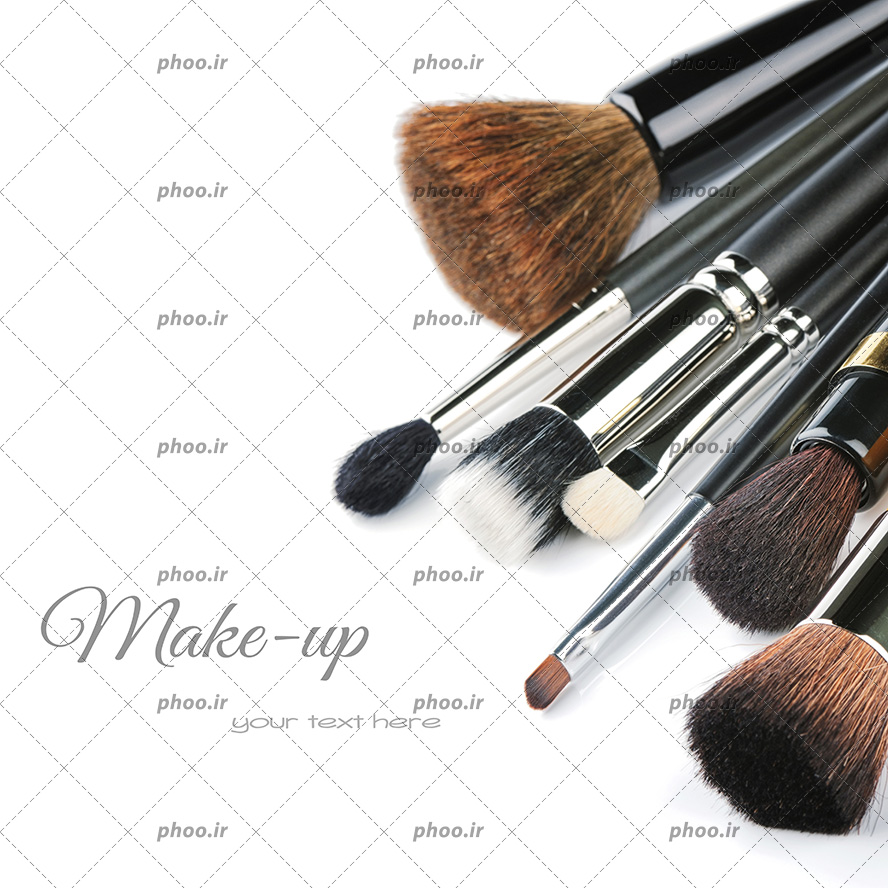 عکس براش ها و لوازم آرایشی در زمینه سفید