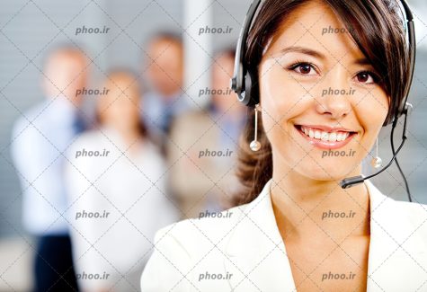 عکس منشی ها و پاسخگوی تلفنی هدفون به گوش