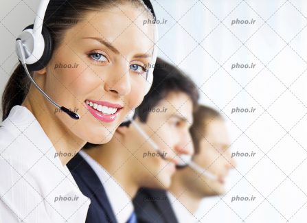 عکس منشی ها و پاسخگوی تلفنی هدفون به گوش