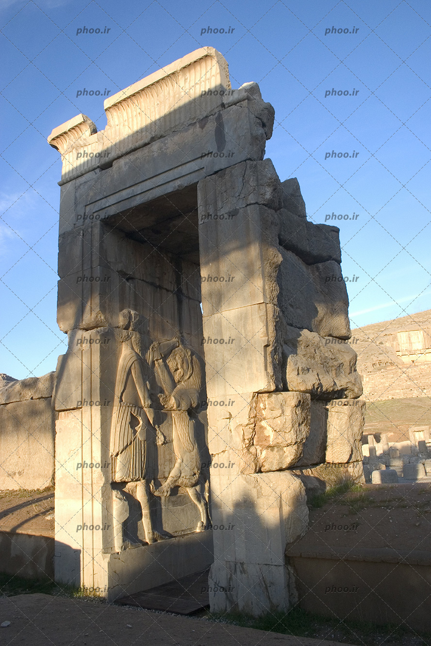 عکس یک دروازه سنگی که روی آن یک نقش برجسته از سرباز و شیری که باهم می جنگن است