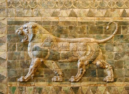 عکس یک نقش برجسته روی سنگ از یک شیر در حال غرش