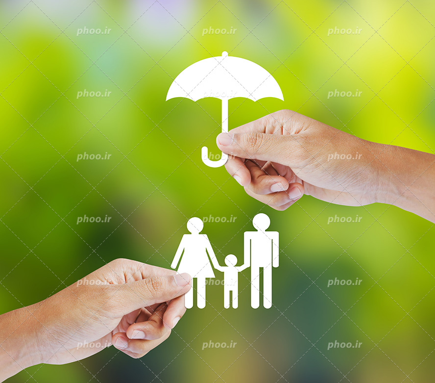 عکس با کیفیت گرفتن چتر کاغذی برای خانواده ی سه نفره کاغذی و پس زمینه به رنگ سبز