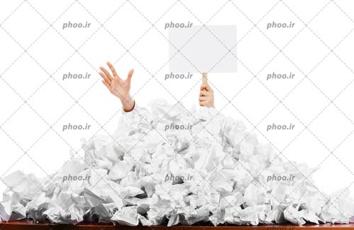 عکس گلوله های کاغذی روی هم ریخته شده به همراه دو دست که از زیر گلوله ها خارج شده