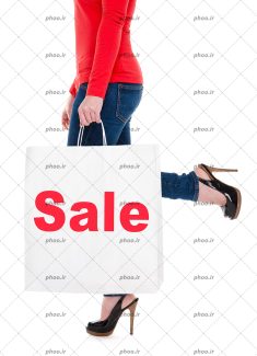 عکس کیف دستی پارچه ای سفید مخصوص خرید در دست یک خانم شلوار جین پوشیده با بلوز قرمز