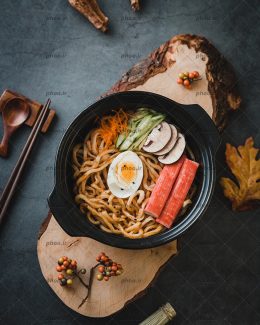 عکس غذای چینی ماکارونی به همراه تخم مرغ عسلی و قارچ