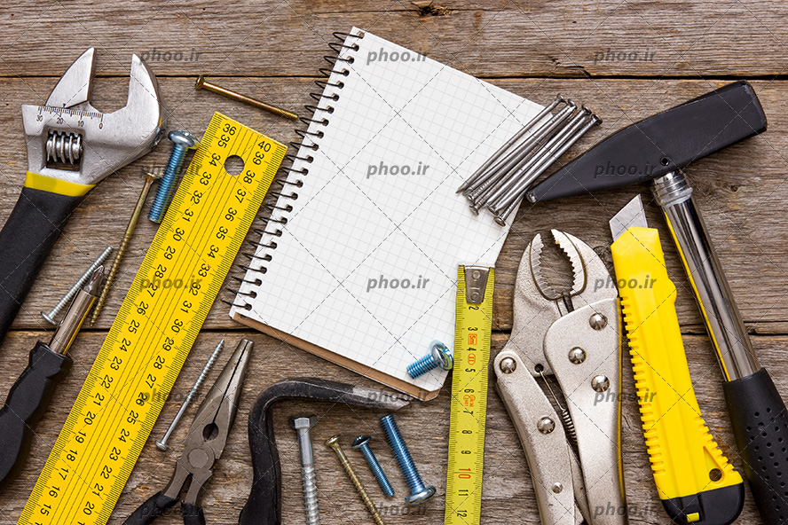 عکس ابزار های مختلف روی زمینه چوبی