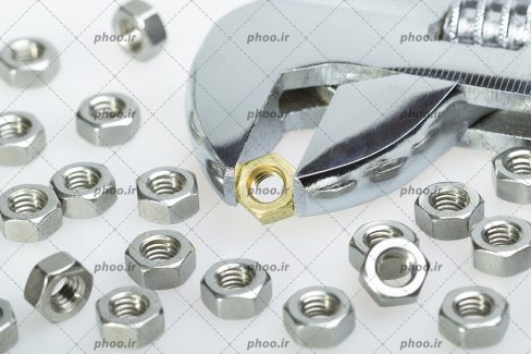 عکس ابزار آچار و پیچ ها و روی زمینه سفید
