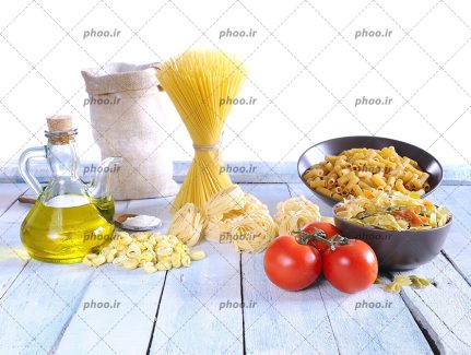عکس رشته های ماکارانی و گوجه ها و مواد اولیه