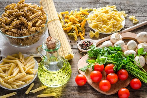 عکس ماکارانی های فرمی و گوجه ها و مواد اولیه