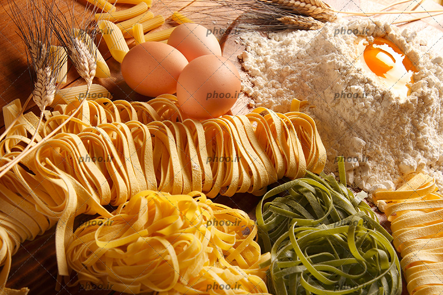 عکس آرد و تخم مرغ برای خمیر ماکارانی و مواد اولیه