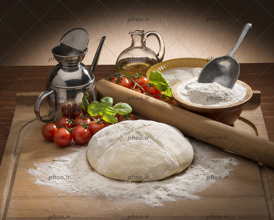 عکس خمیر و مواد اولیه دیگر و وردنه
